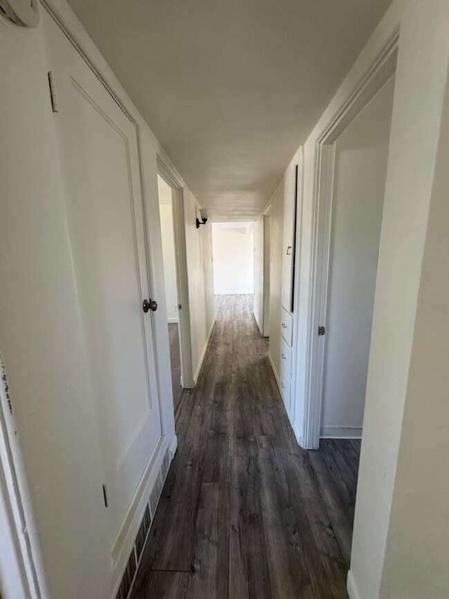 Building Photo - Spacious 4 bedroom 2 bath house with large backyard!