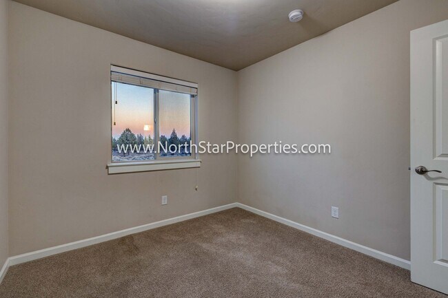 Building Photo - 20916 NE High Desert Ln