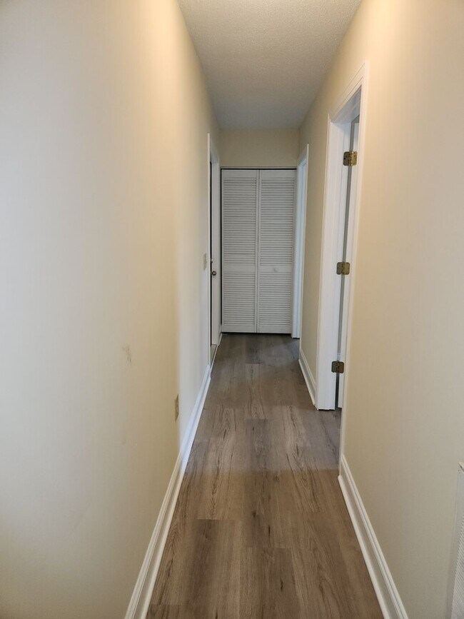 Building Photo - Lovley 3 Bedroom 2 Bath