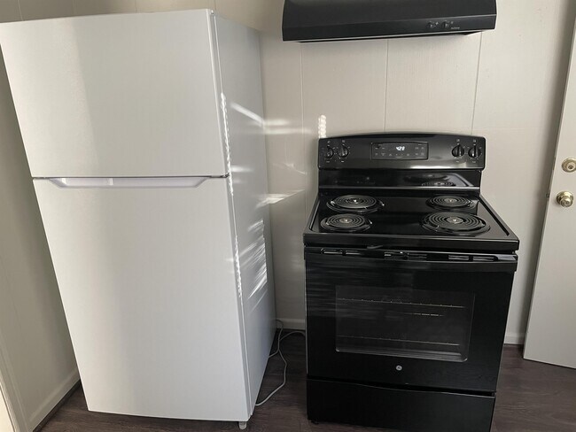 Building Photo - 1040 Spruce St NE