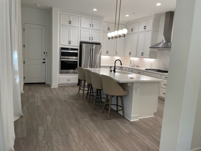 Building Photo - Stunning 3 bedroom 3 bath home in the Grea...