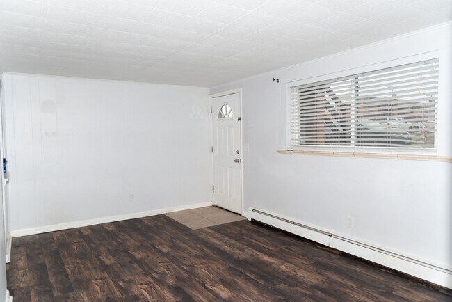 Building Photo - Top-Right Remodeled 2BR/1BA 4-Plex Unit + In-Unit W/D — $0 January Rent (Rent Due 2/1/26)