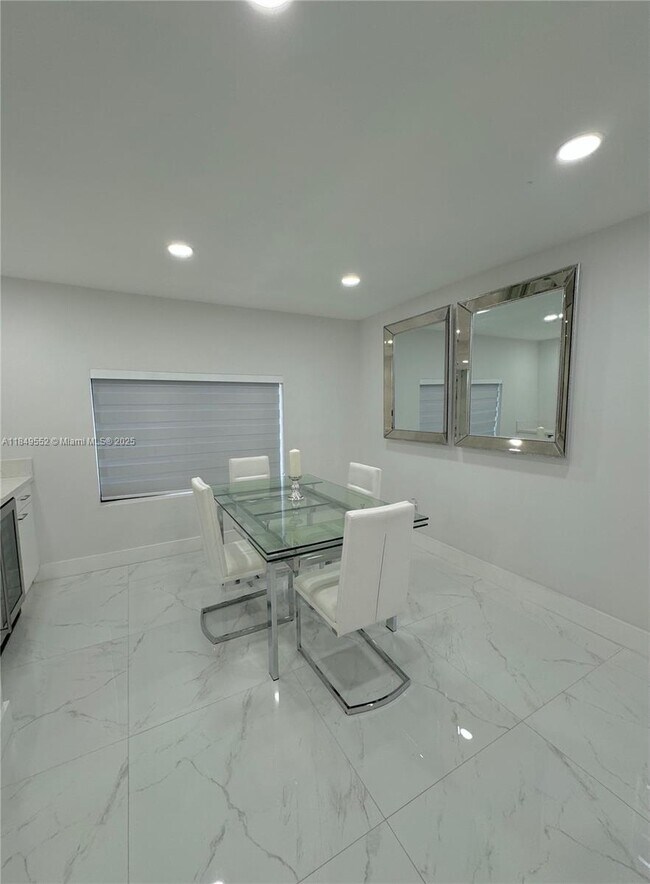 Building Photo - 2121 SW 61st Ave