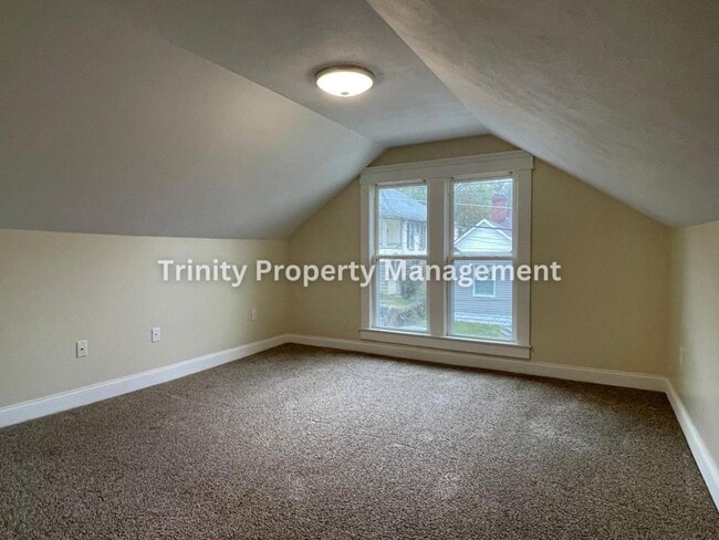 Building Photo - 627 Stealey Ave