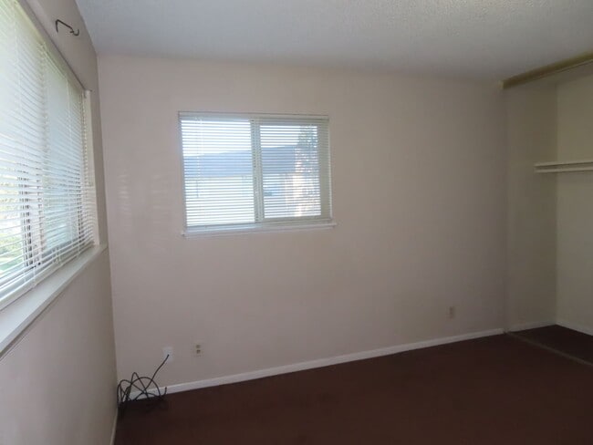 Building Photo - 3 Bed/ 1.5 Bath Townhouse Near Gateway Are...