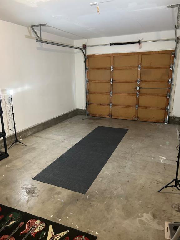 Building Photo - 563 Primrose Dr