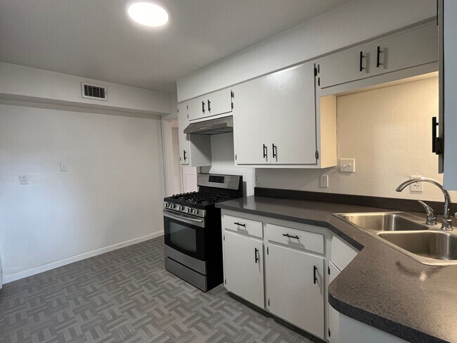 Building Photo - 3 Bedroom 1 Bath House