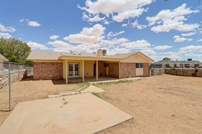 Building Photo - Single story corner home features 3 beds, 2 bathrooms