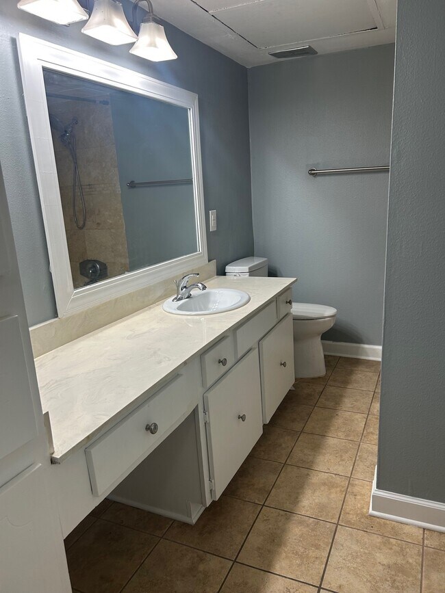 Building Photo - 359 N Post Oak Ln