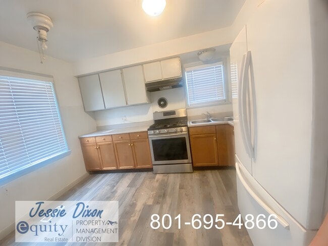 Building Photo - 219 Country Club Dr