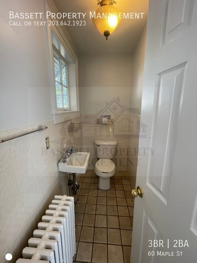 Building Photo - 60 Maple St