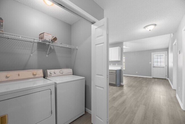 Building Photo - Updated One Level 2 Bedroom / 2 Full Bath ...