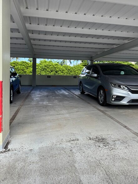Covered Tandem Parking - 98-402 Koauka Loop