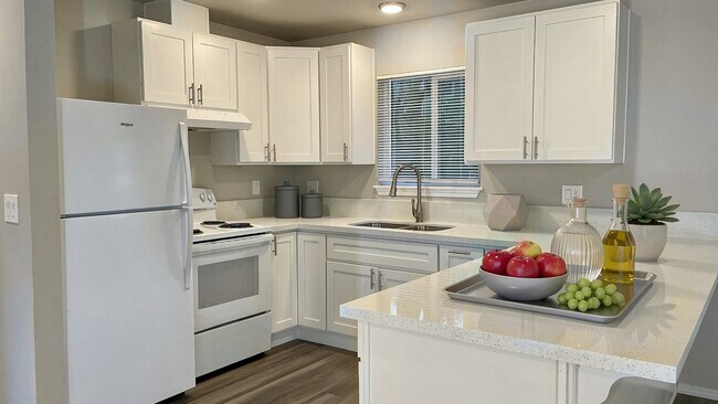 Building Photo - Cute and cozy, newly renovated 3 bedroom tucked inside a charming Tri-plex!