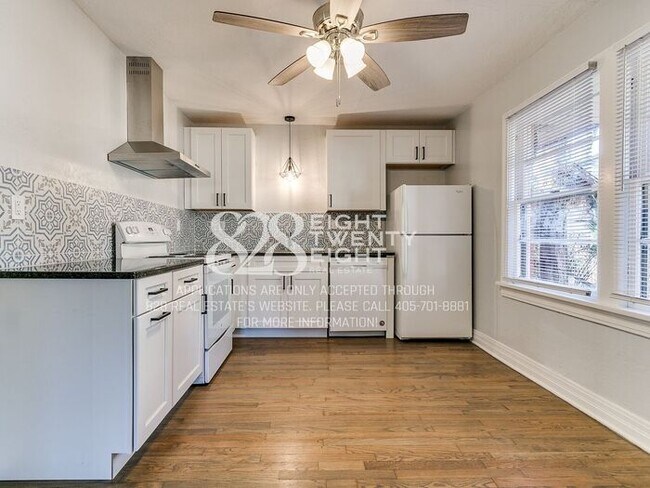 Building Photo - *AVAILABLE NOW!* 2 Bed/2 Bath Duplex Close to Campus Corner!