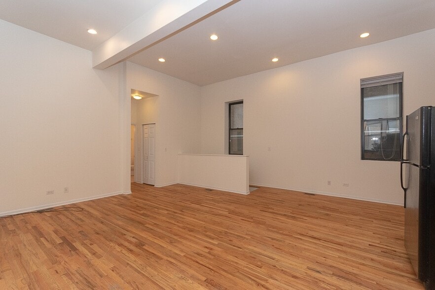 Building Photo - 1260 N Greenview Ave