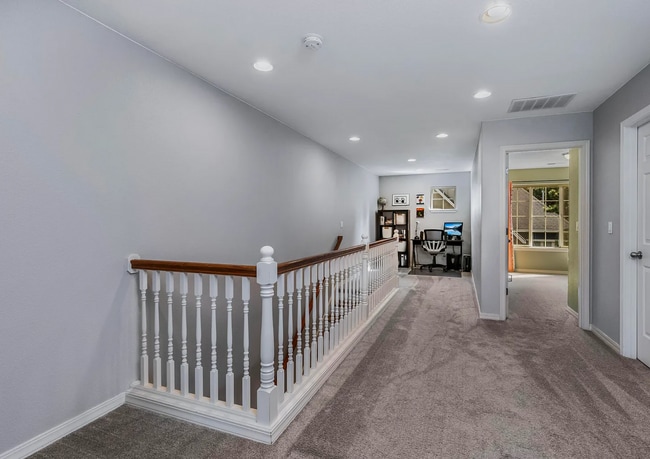 Building Photo - Gorgeous, Bright 4 Bedroom Home in SW Bend!