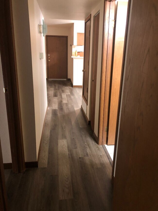 Building Photo - Spacious 2-bedroom Condo-Ground level!
