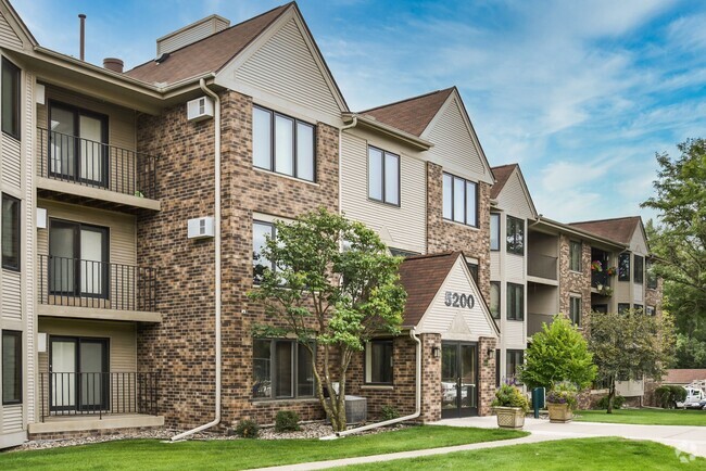 Building Photo - Oaks Lincoln Apartments