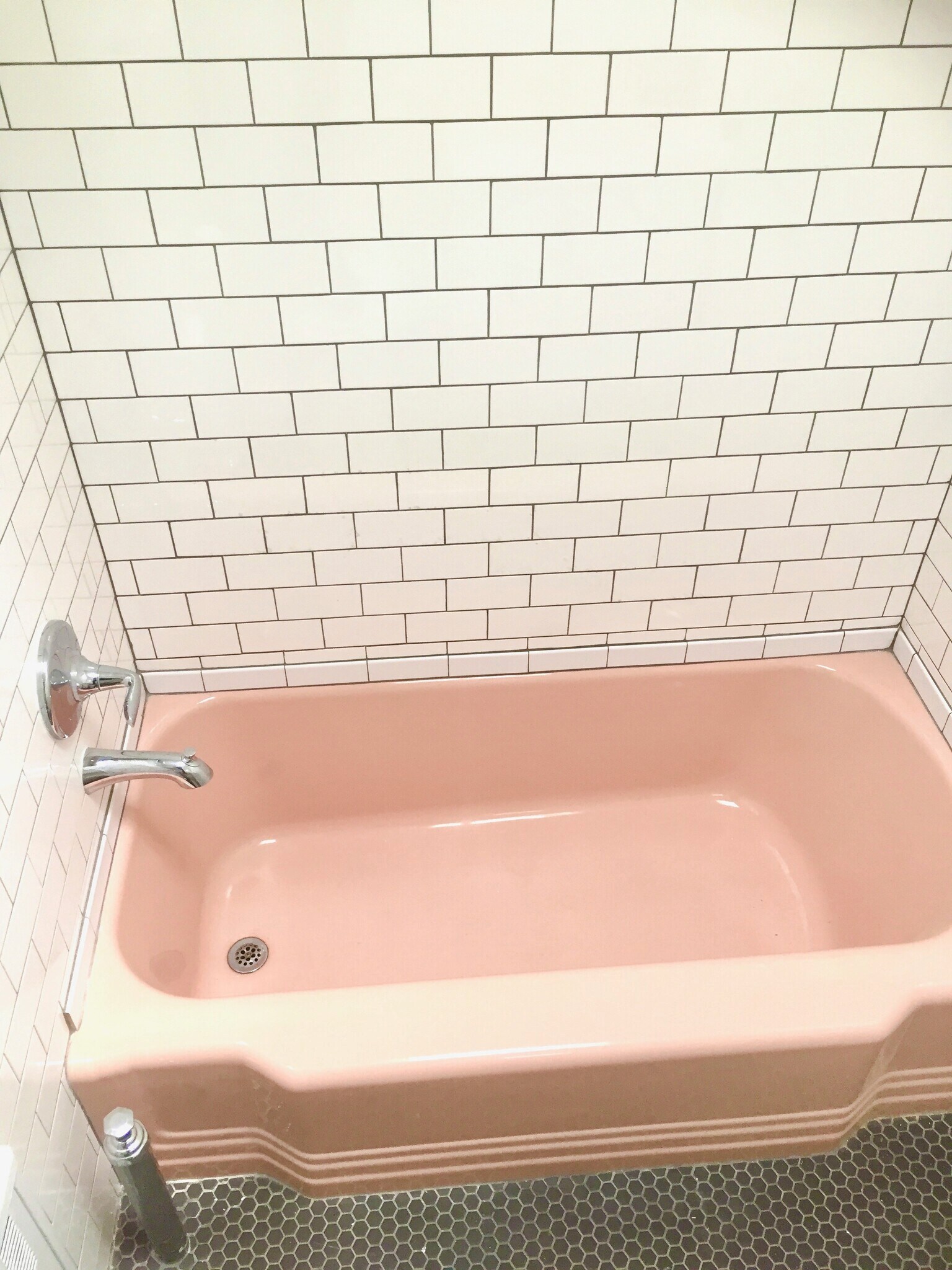 Bathroom tub - 4736 40th St