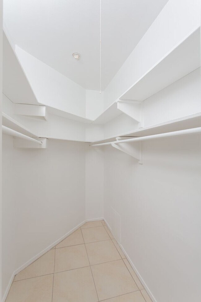 Building Photo - Beautiful Townhome in Alamo Heights!!