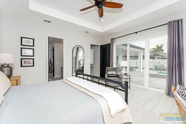 Building Photo - 100 Torrey Pines Dr