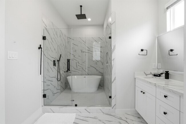 Building Photo - 2306 Hoskins Dr