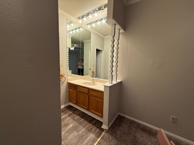 Premium Renovated Apartment - Big Spring Village