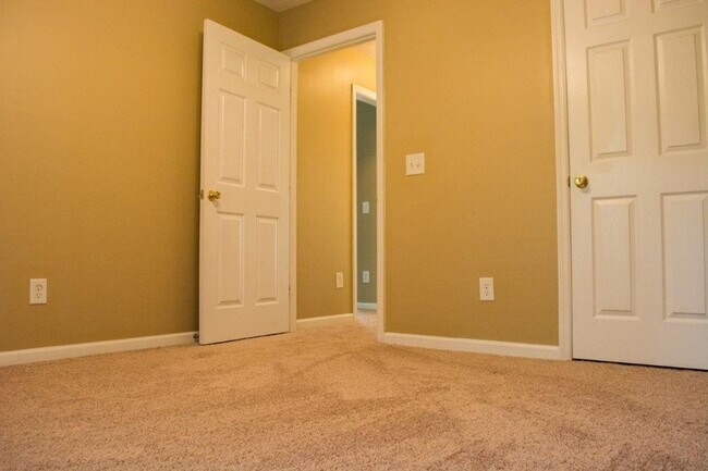 Building Photo - 3 Bed 2 Bath 2 Car Garage - North Columbus