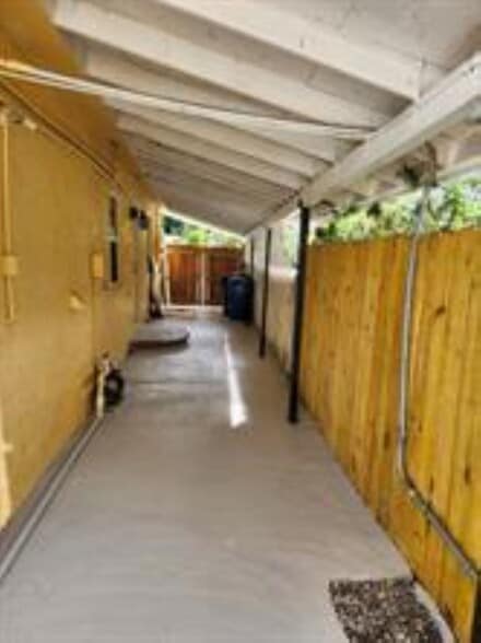 Building Photo - 953 NE 34th St