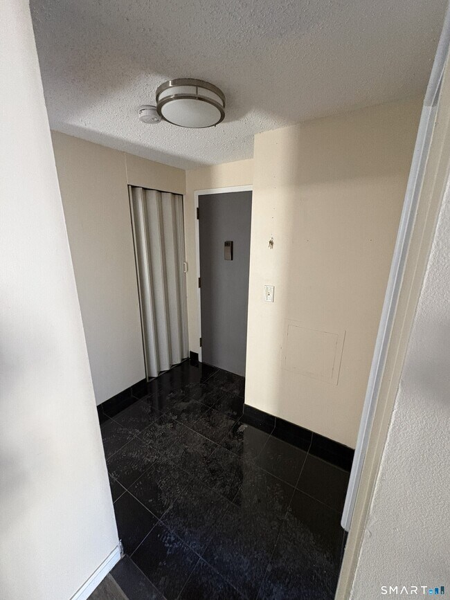 Building Photo - 20 Burgundy Hill Ln