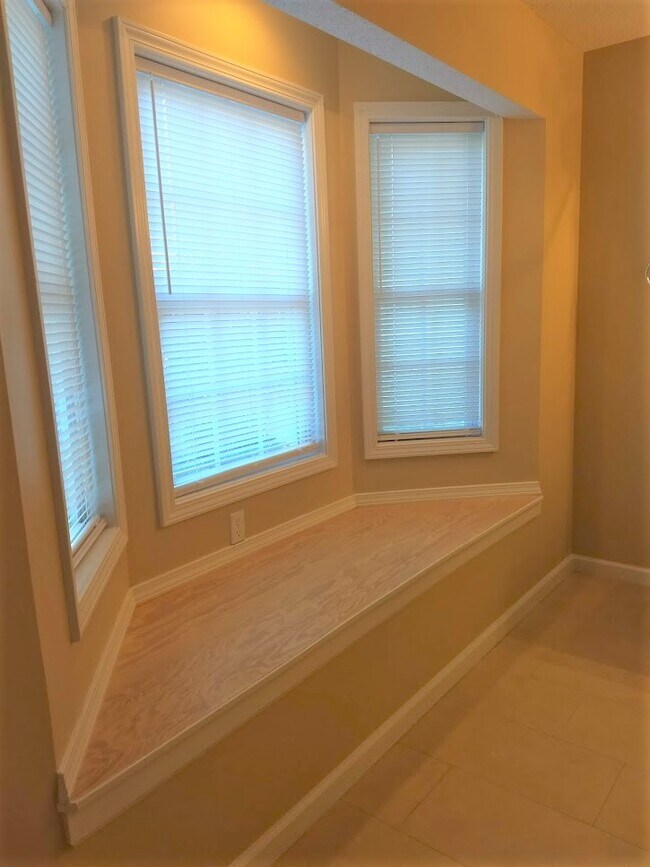 Building Photo - 98 Russell Ln