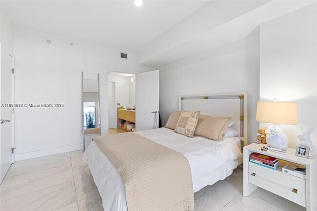 Building Photo - 16385 Biscayne Blvd