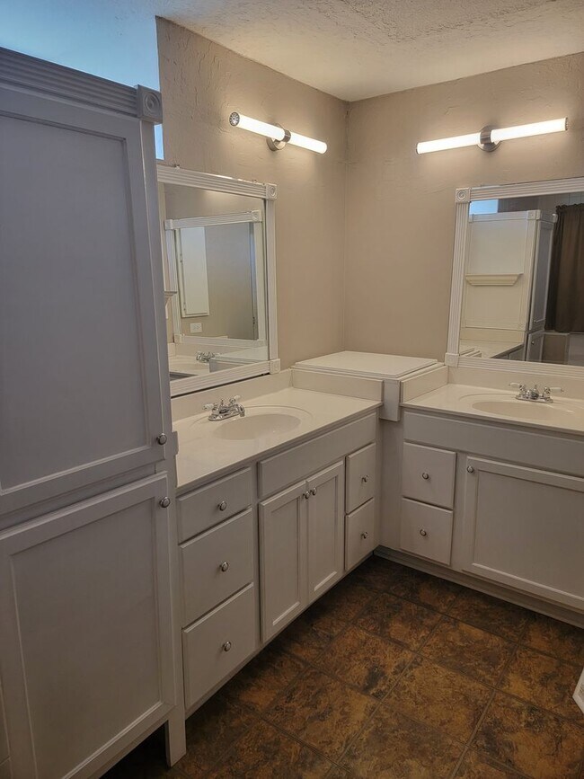 Building Photo - Beautiful 3/2/2 Pool Home in Beverly Hills!!!