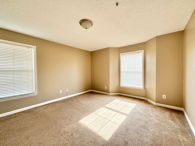 Building Photo - 2 Bedroom Condo with Washer/Dryer Included!