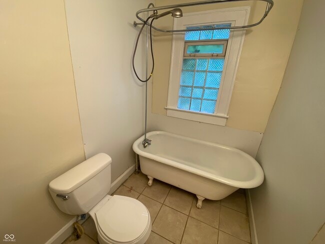 Building Photo - 621 Tecumseh St