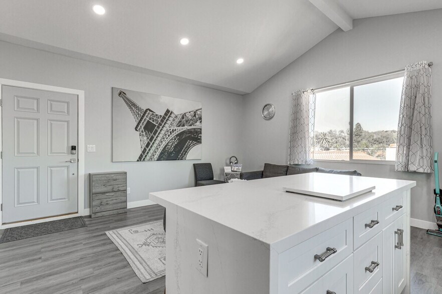 Building Photo - 2022 Avenida Del Diablo