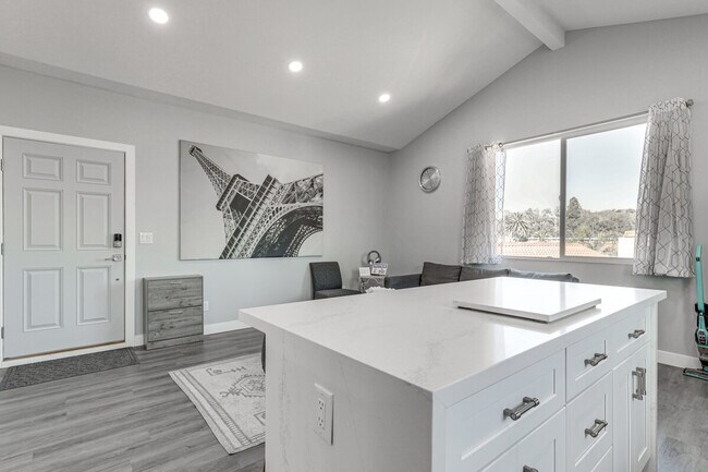 Building Photo - 2022 Avenida Del Diablo