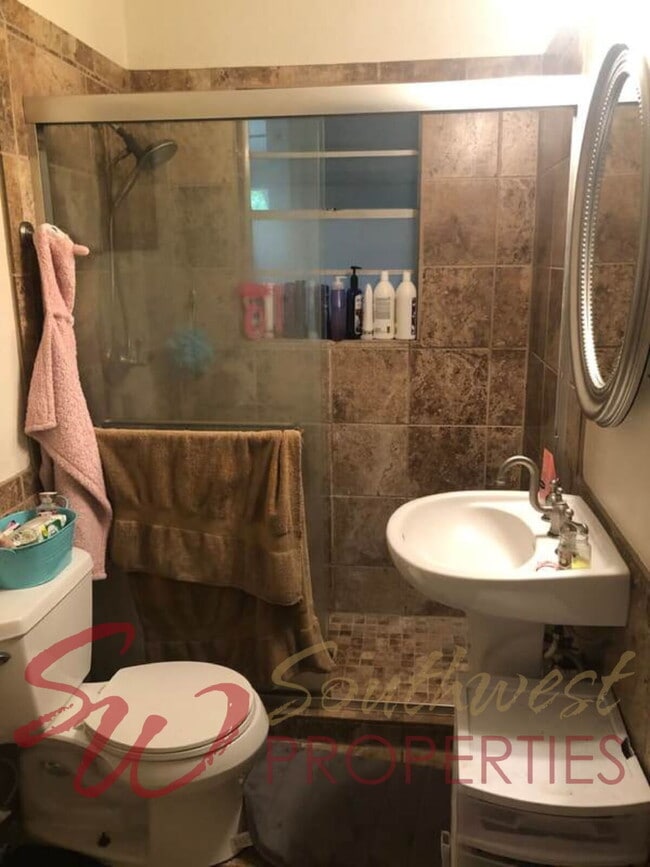 Building Photo - 2 Bedroom, 1 Bathroom with Awesome Backyard