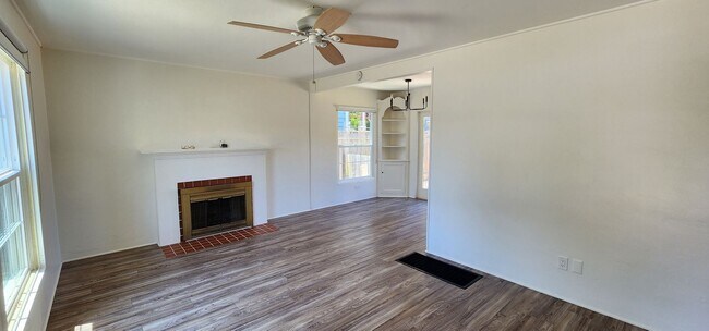 Building Photo - Coronado: Charming 2bd/1ba Village House w...