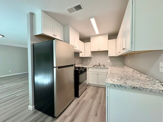 Building Photo - Beautifully updated Auburn apartment!