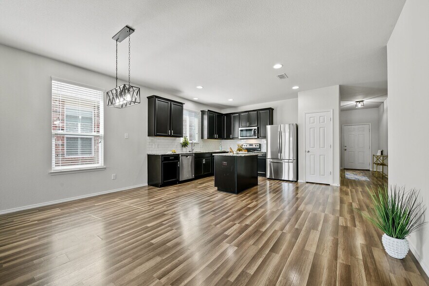 Building Photo - 3104 Montserrat Creek Dr