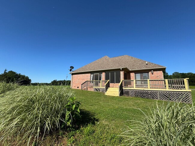 Building Photo - Steps from the Tee—Your Golf Course Home A...