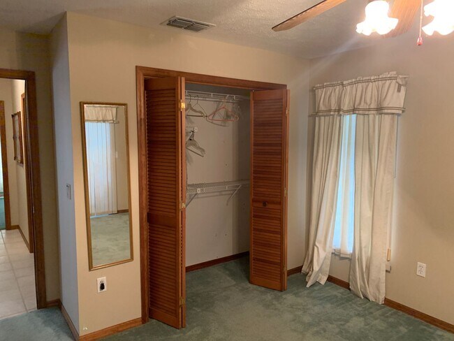 Building Photo - Beautiful Spring Hill pool home