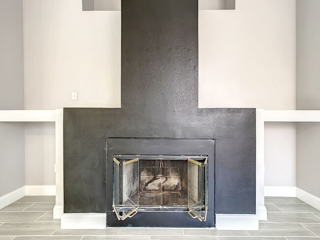 Building Photo - Beautiful 3 Bedroom, 2 Bath POOL Home with 2-Car Garage in the Heart of Hunters Creek!