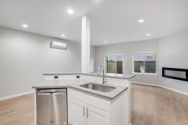 Building Photo - Beautiful 3 Bed, 2.5 Bath Rental Home in H...