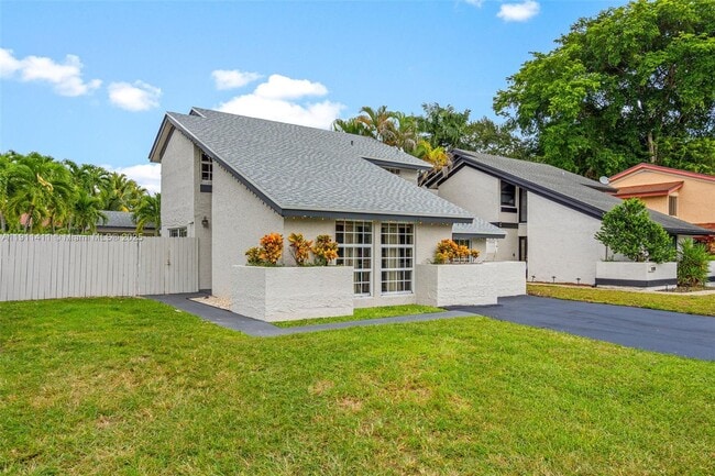 Building Photo - 8351 SW 39th Ct