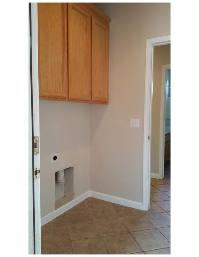 Building Photo - Beautiful & Spacious 5BR, 3BA Home – Large...