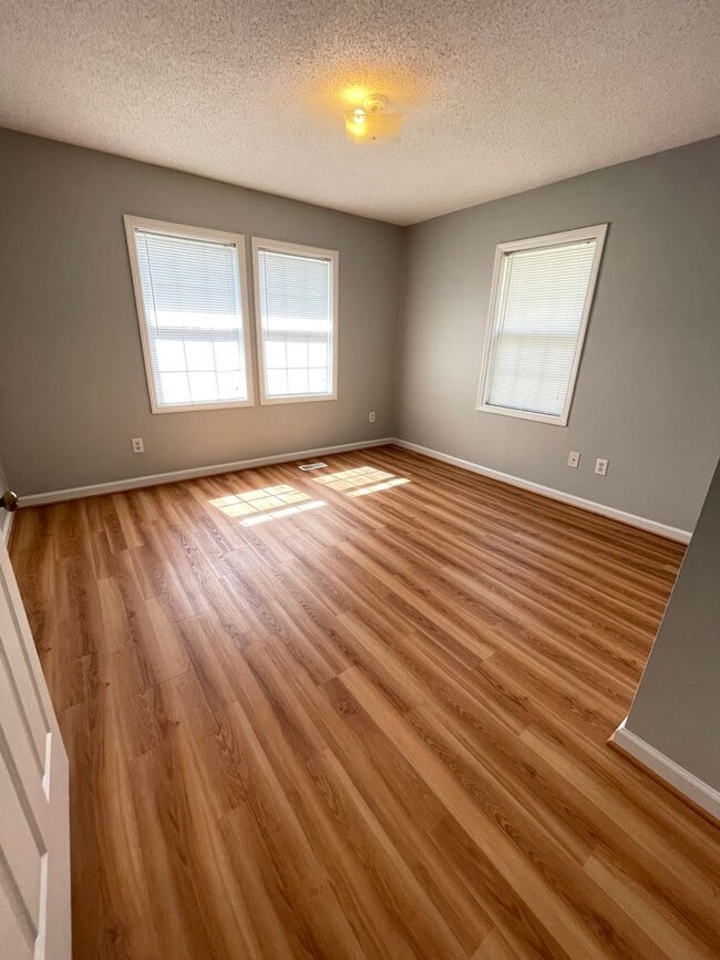 Building Photo - Great location! 4br house w/ parking, large rooms within walking distance to UNC Campus!