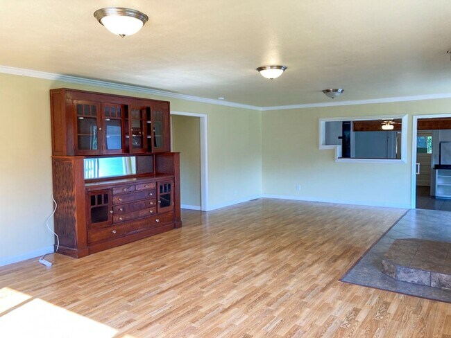 Building Photo - 193 Dana Ln